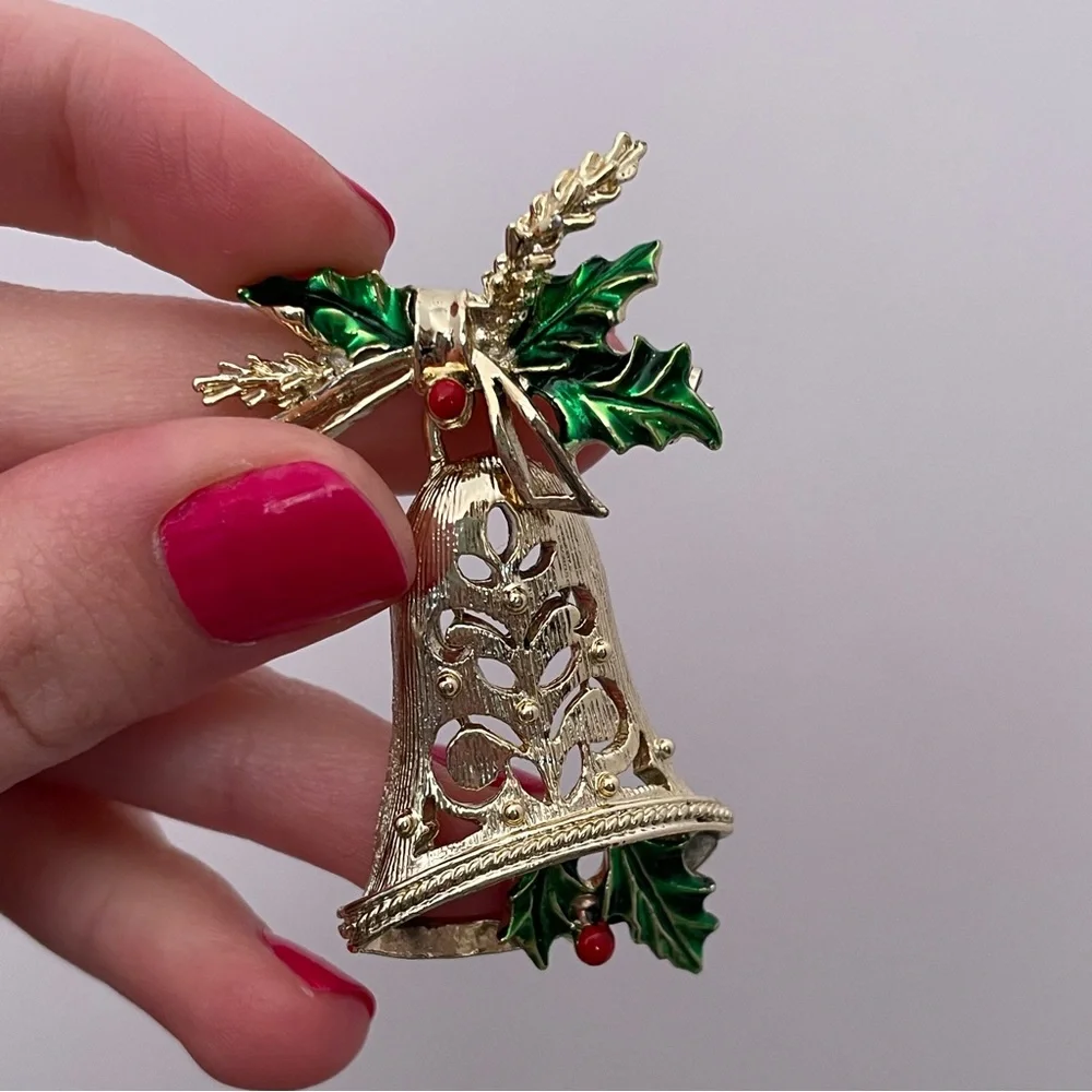 Vintage 80’s GERRY’S Christmas Holiday Winter Festive Cottage Bell Pin / Brooch